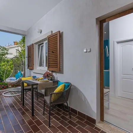 Apartmán New!!! New Riva Luxury One - With Sunny Terrace & Big Garden *